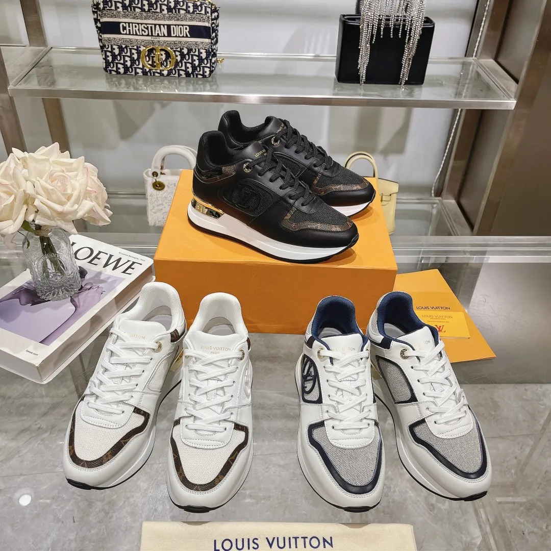 👟👟Ex-factory price 640👟👟 Men's size +10 Louis Vuitton's official website synchronizes the 2024 couple's models, this Neo Run Away sneakers are inspired by running shoes, integrating LV's iconic must-have shoes into the trend. This version is a 1:1 replica of the original version, reinterpreting Damier canvas with cow leather and mesh fabrics, highlighting its simple lines and unique wedge outsole. The main details include the LV initials on the side and the engraved gold heel stabilizer on the back plus a hidden insole. 2cm. Sizes 35-42, 39-46. Full package. High version. New and old customers are welcome to inquire.